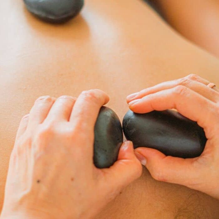 Massagem com pedras quentes